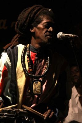  Baye Laye -  A Vibrant Tapestry of Senegalese Rhythms Woven with Soulful Vocals